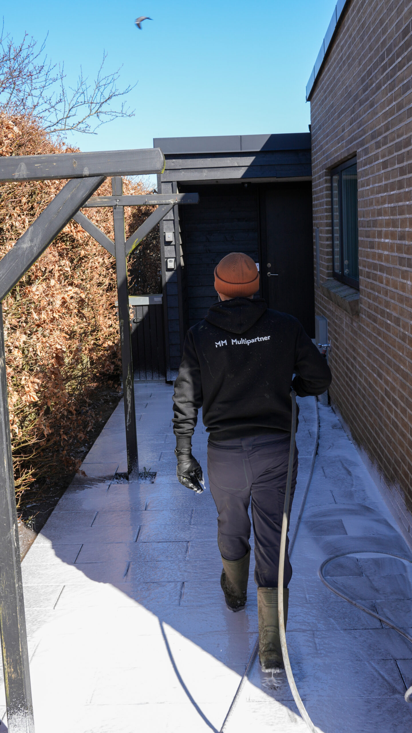 Fliserens af gangsti ved hus