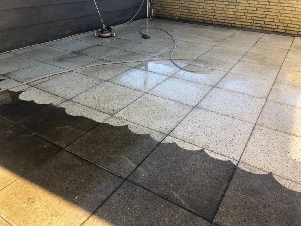 Fliserens af terrasse med fladerenser
