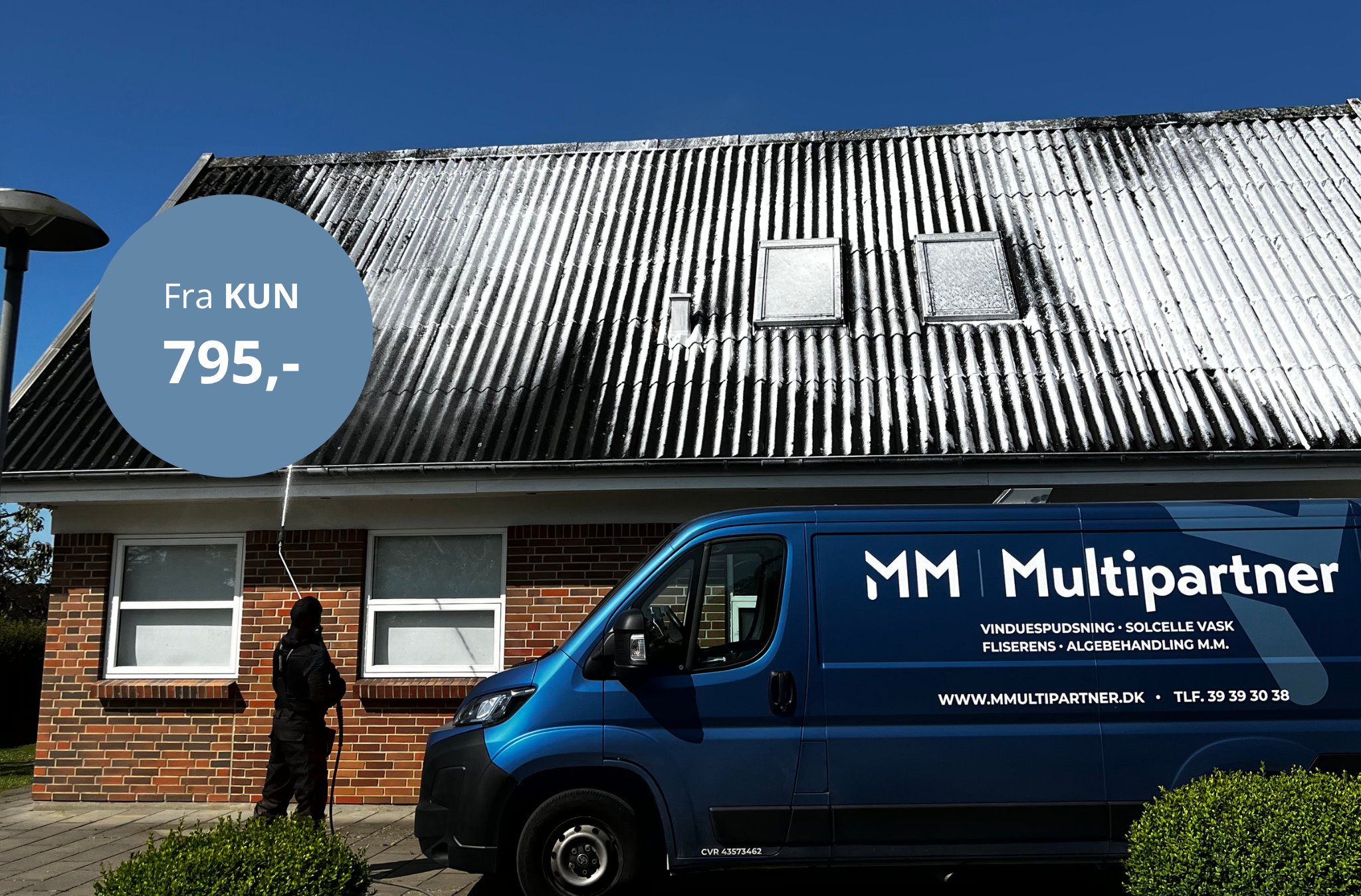 Algebehandling af tag med MM Multipartners varevogn foran huset